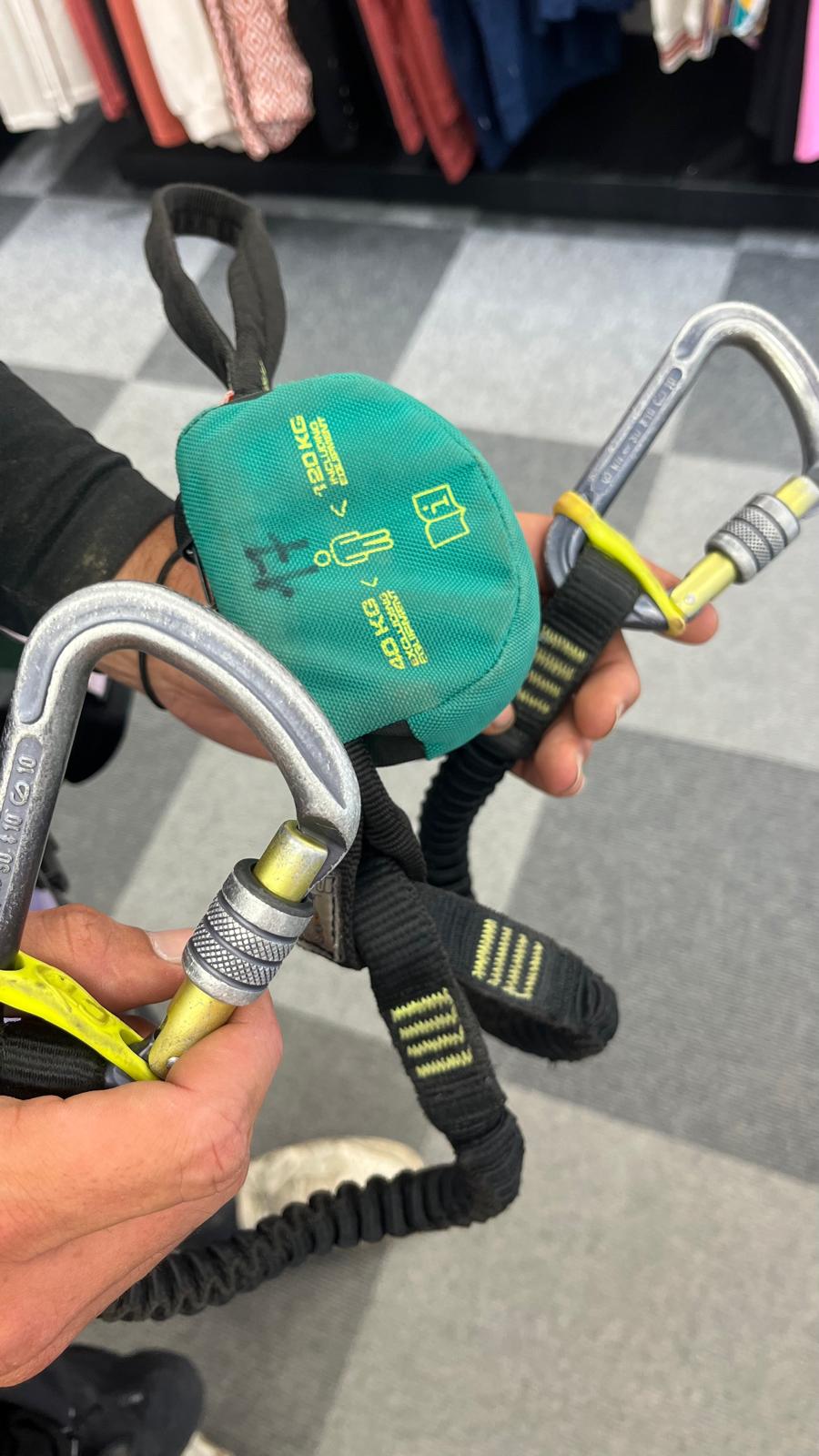 Longe de via ferrata munie de deux mousquetons de sécurité et d'un absorbeur d'énergie vert.